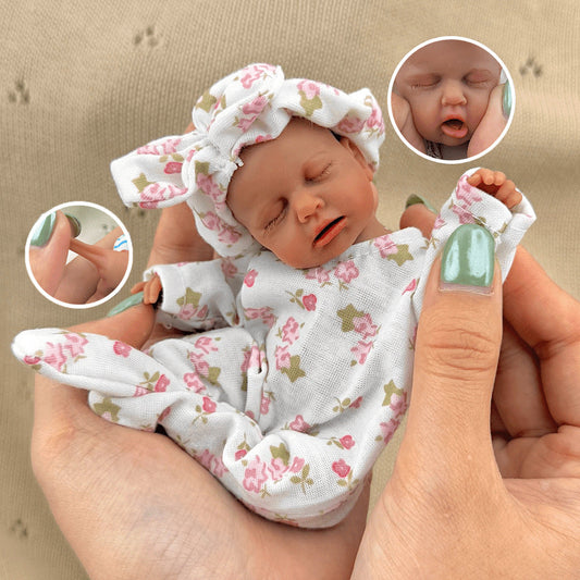 15 cm Loulou Mini Reborn Puppe aus Silikon mit dunkler Hautfarbe und weißem Blumenkleid