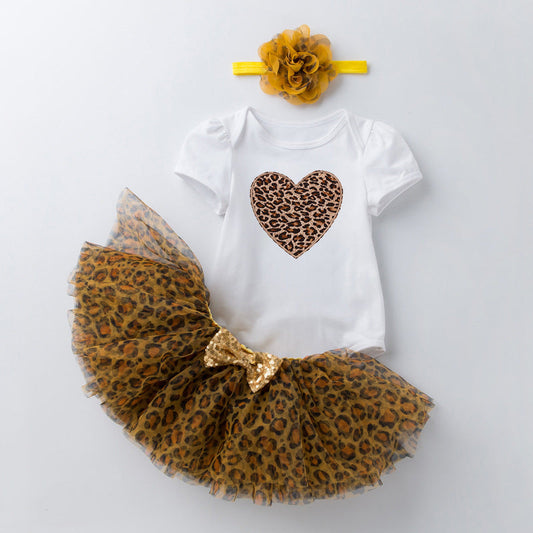 Niedlicher Jumpsuit mit Herzmuster und Leopardenrock 3-teiliges Set für Puppen von 56-61 cm