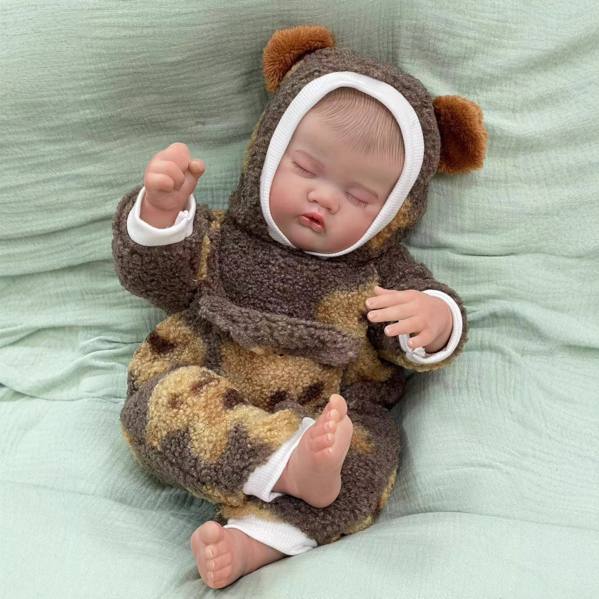 50cm lebensechte Quinbee Reborn-Puppe mit geschlossenen Augen in Plüschkleidung