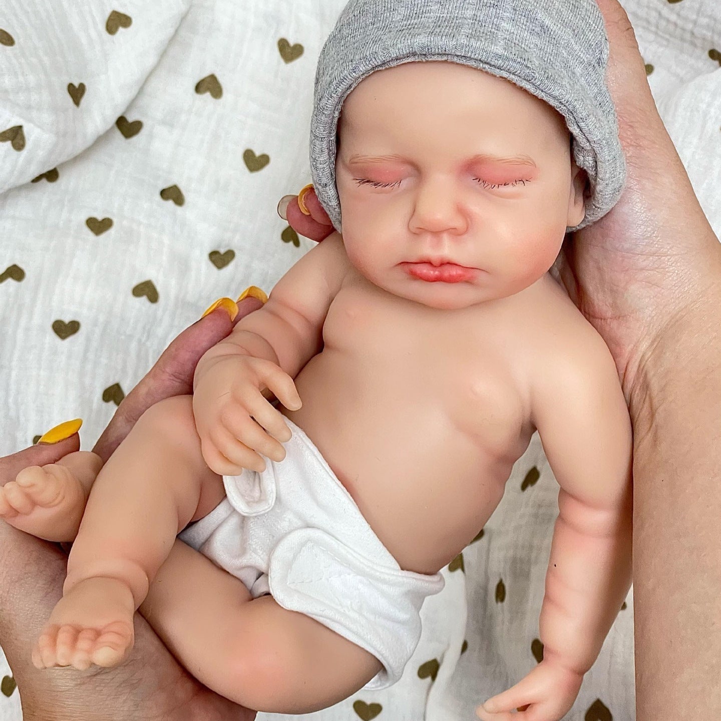 30 cm lebensechte Reborn-Puppe aus Vollsilikon mit geschlossenen Augen - Loulou