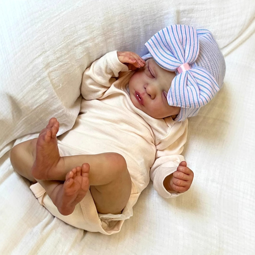 18 Zoll lebensechte Reborn-Puppe mit geschlossenen Augen und Hut-Romy