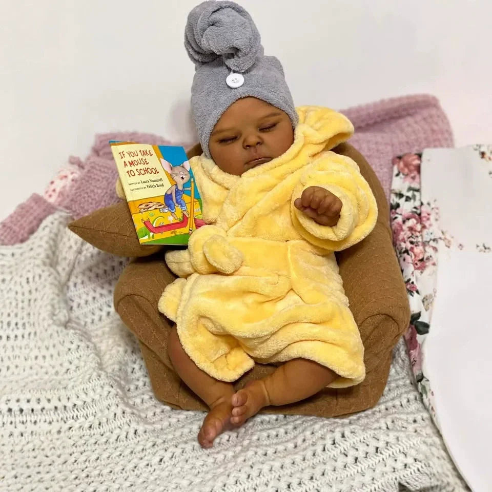 19 Zoll realistische geschlossene Augen dunkle Haut Reborn Puppe Pfirsiche im gelben Bademantel