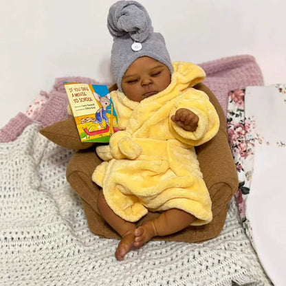 19 Zoll realistische geschlossene Augen dunkle Haut Reborn Puppe Pfirsiche im gelben Bademantel