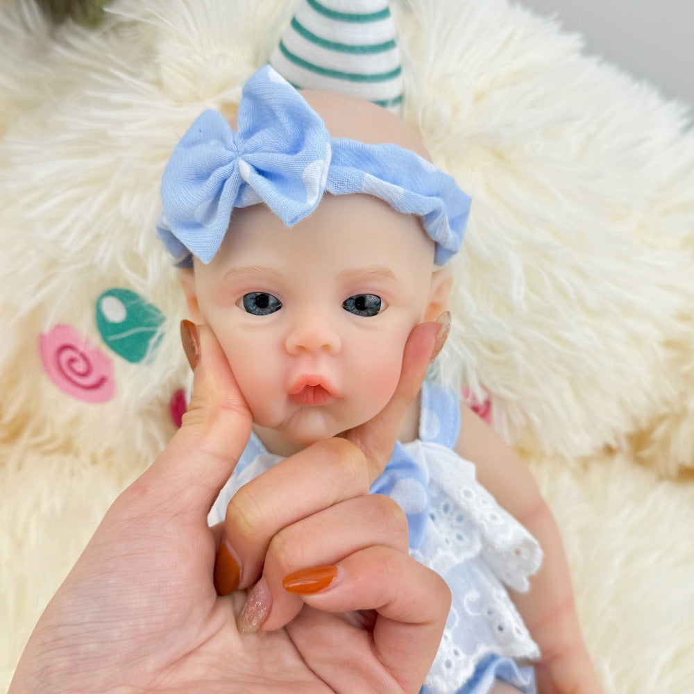 30 cm vollständig aus Silikon gefertigtes Reborn-Baby Meadow Mädchen in blauer Kleidung mit weißen Punkten