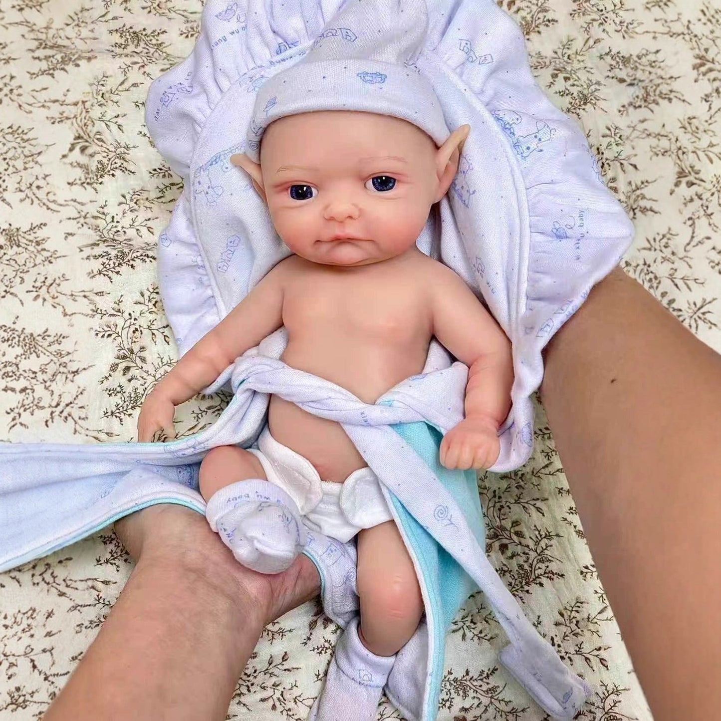 30 cm lebensechte Reborn-Puppe aus Vollsilikon mit geschlossenen Augen und Elfenohren