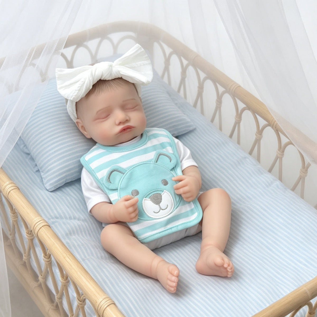 20 Zoll Rosalie Reborn Puppe mit geschlossenen Augen und blau-gestreiftem Lätzchen