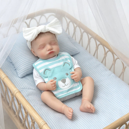 20 Zoll Rosalie Reborn Puppe mit geschlossenen Augen und blau-gestreiftem Lätzchen