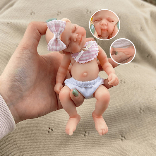 15 cm Silikon Reborn Puppe Pascale mit geschlossenen Augen und rosa kariertem Lätzchen