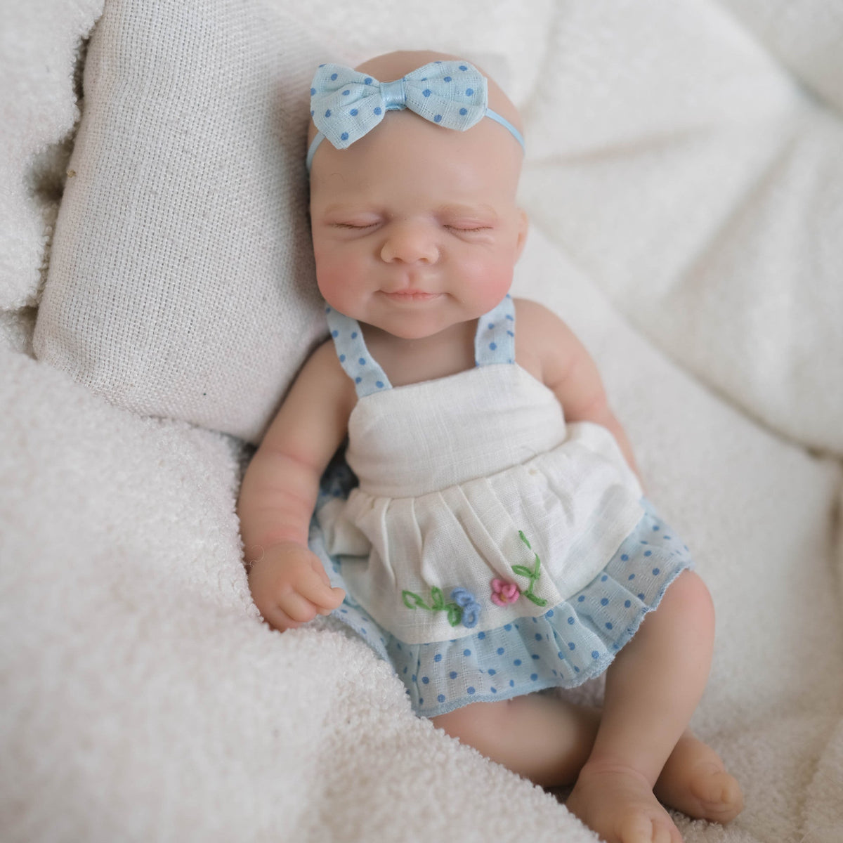 20 cm vollständig aus Silikon gefertigtes Pascale-Reborn BabypuppeMädchen im blauen Kleid