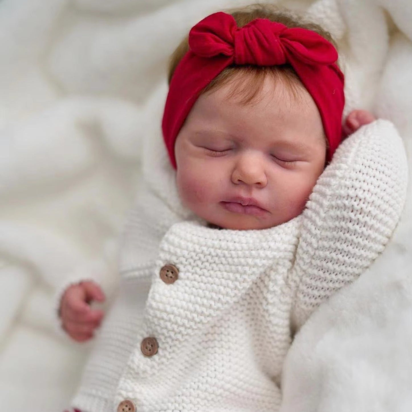 50 cm realistische Loulou Reborn Babypuppe mit geschlossenen Augen in weißer Kleidung