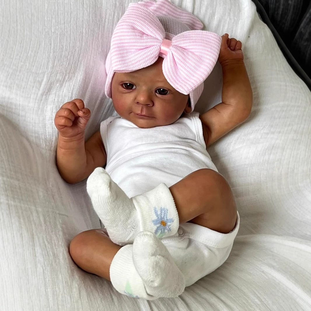 18 Zoll lebensechte Reborn-Puppe mit dunkler Haut und rosa Hut - Felicia