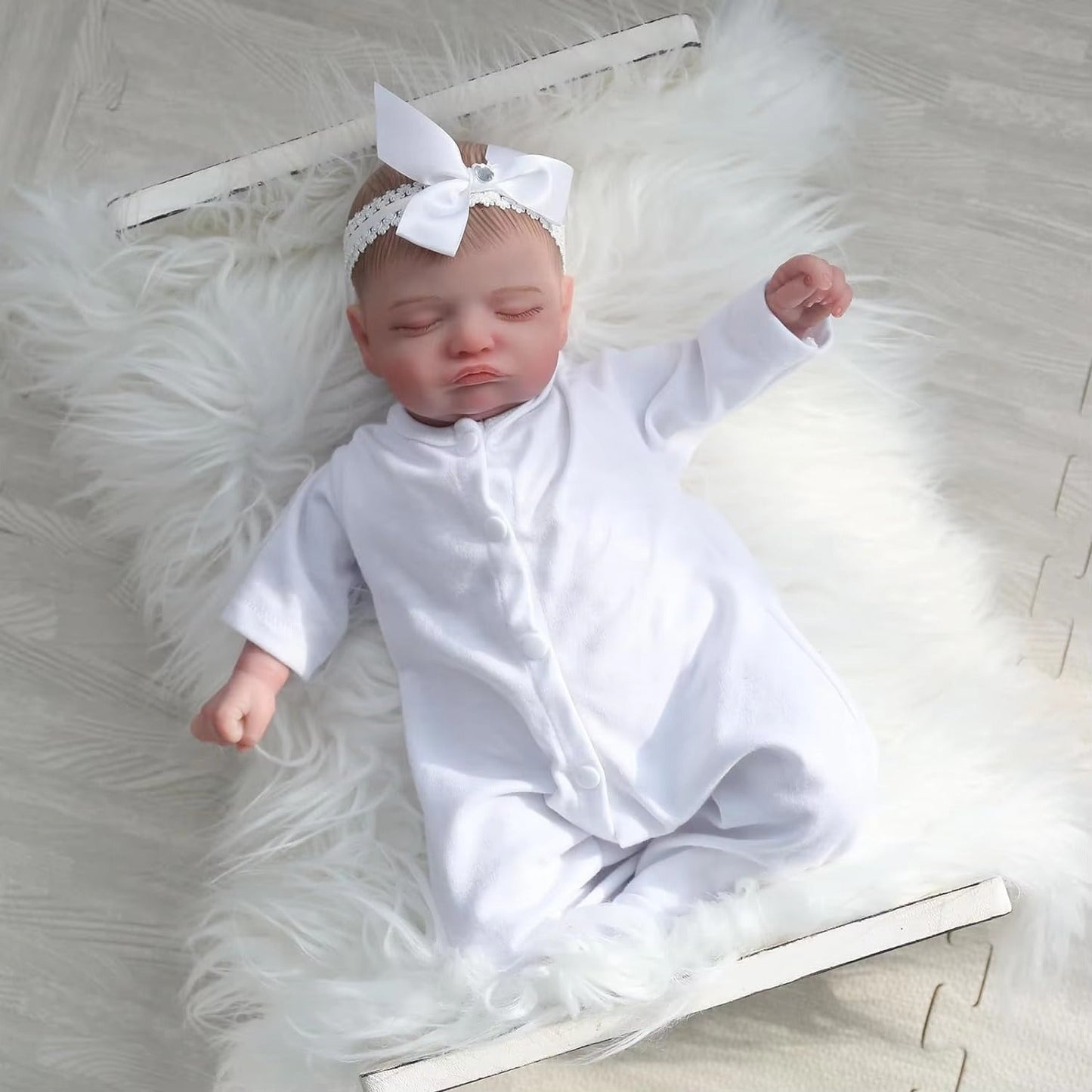 48 cm lebensechte Rosalie Reborn Puppe mit weichem Körper in weißer Kleidung