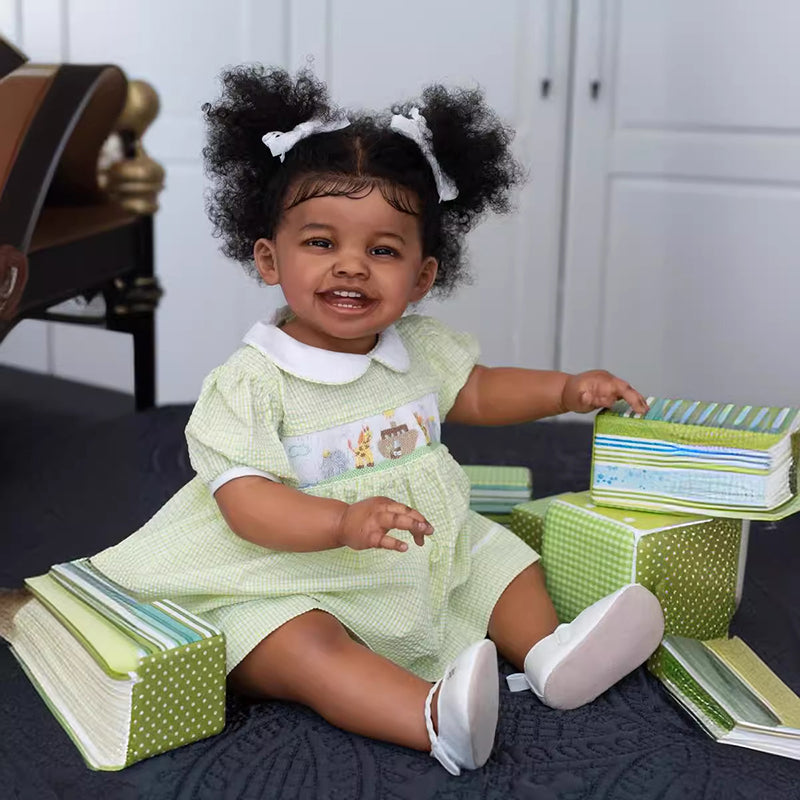 Afroamerikanische Reborn Puppe mit 60 cm großem Lächeln und Stoffkörper - Mila