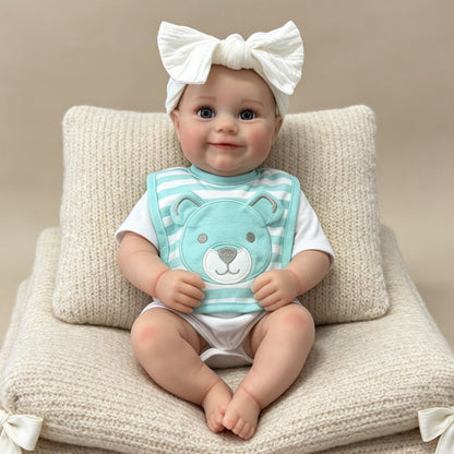 50cm Maddie Reborn Babypuppe mit offenen Augen und blau-gestreiftem Lätzchen