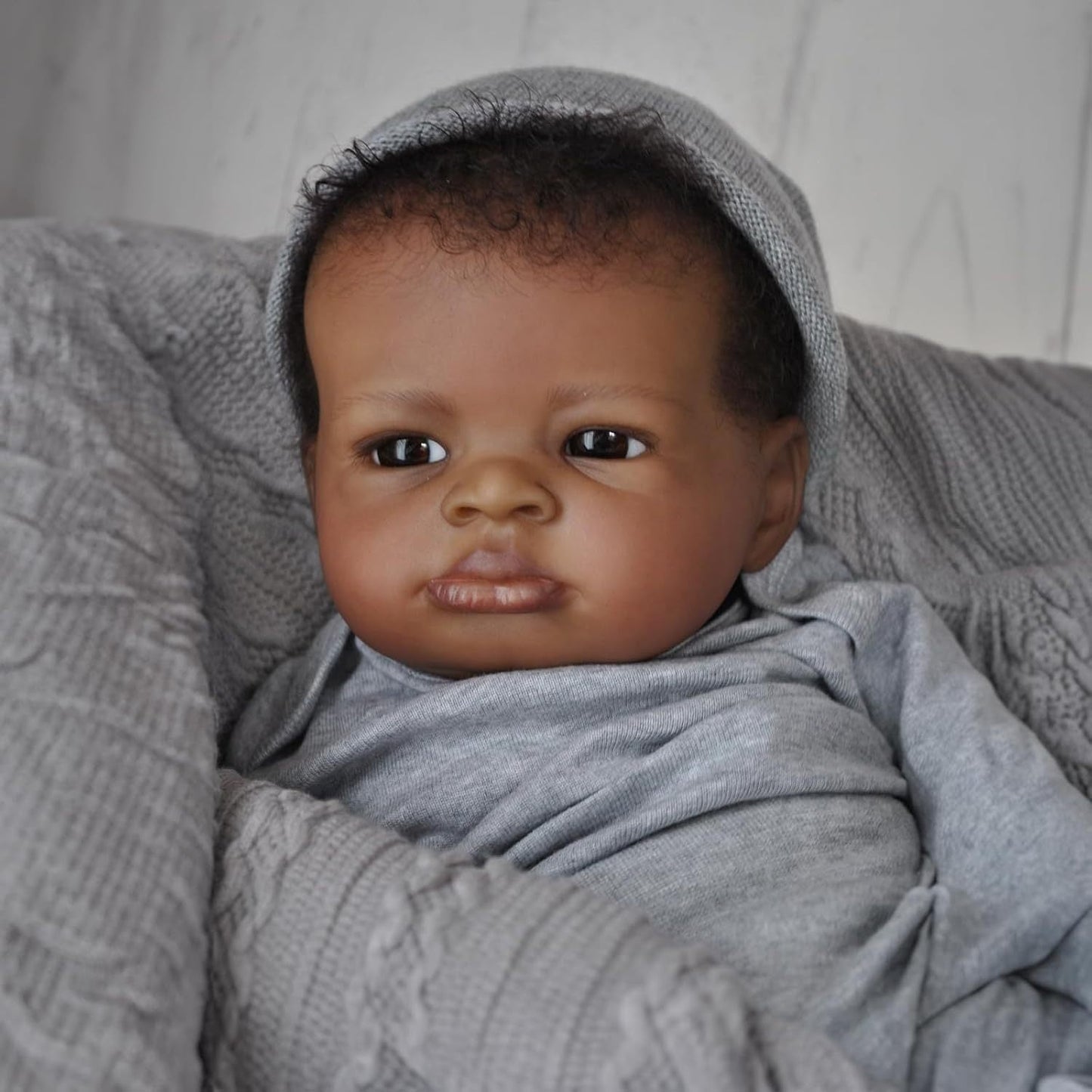 20 Zoll offene Augen dunkle Haut lockiges Haar Reborn Puppe in grauer Kleidung-Lanny