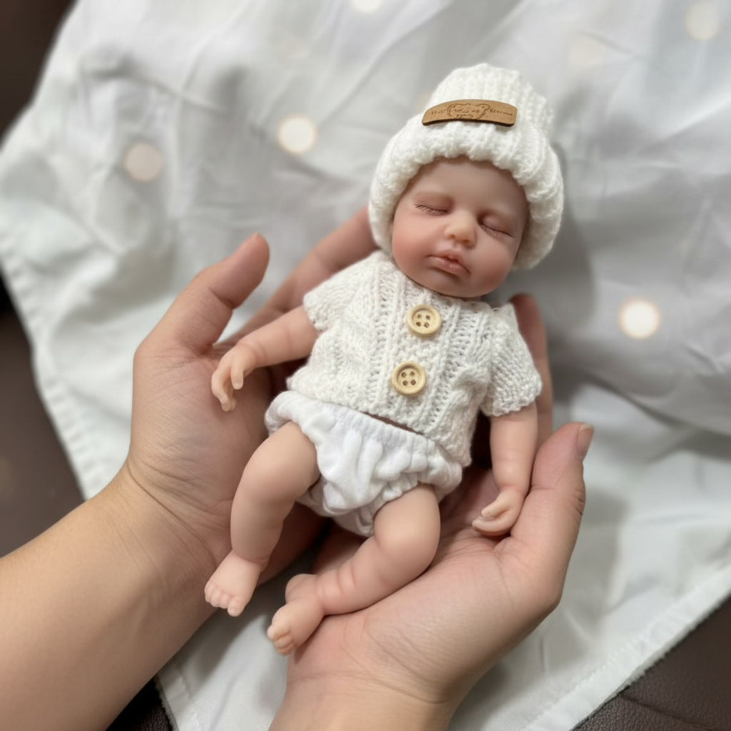 20 cm Loulou Reborn-Babypuppe aus Vollsilikon im weißen Pullover
