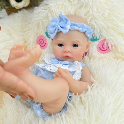 30 cm vollständig aus Silikon gefertigtes Reborn-Baby Meadow Mädchen in blauer Kleidung mit weißen Punkten
