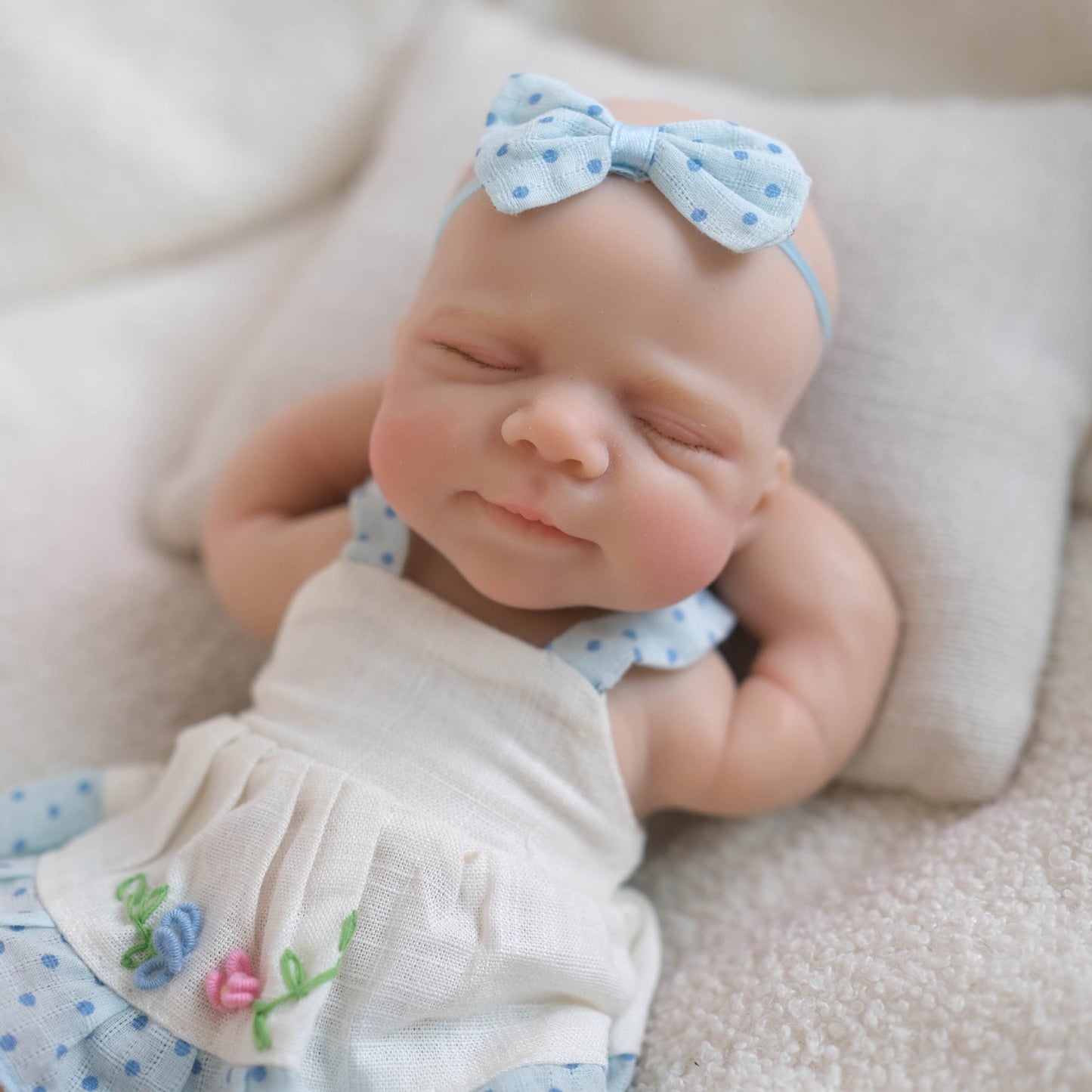 20 cm vollständig aus Silikon gefertigtes Pascale-Reborn BabypuppeMädchen im blauen Kleid