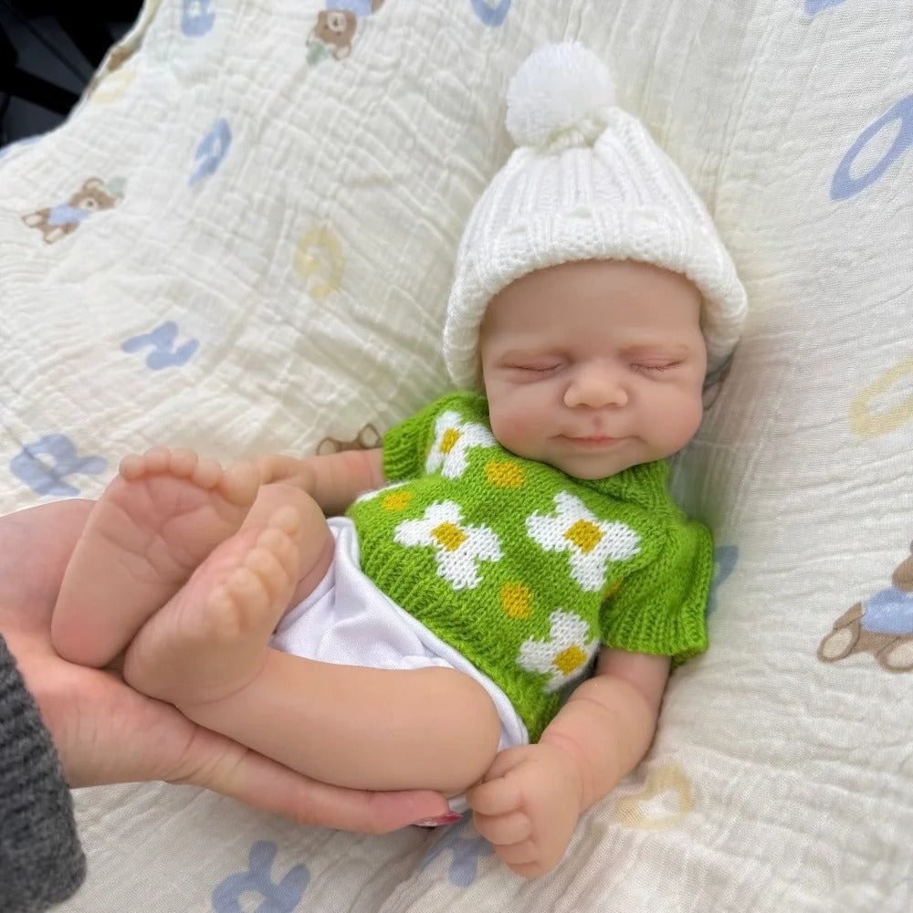 30 cm schlafende Pascale Reborn Puppe aus Vollsilikon in grünem Strickoutfit