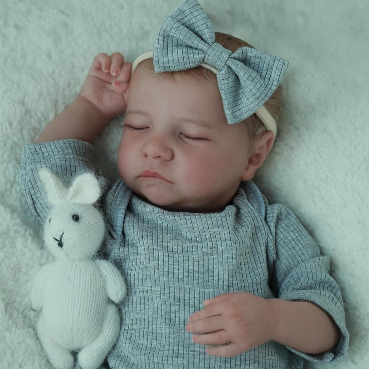 18 Zoll lebensechte Levi Reborn Puppe mit geschlossenen Augen und Stirnband