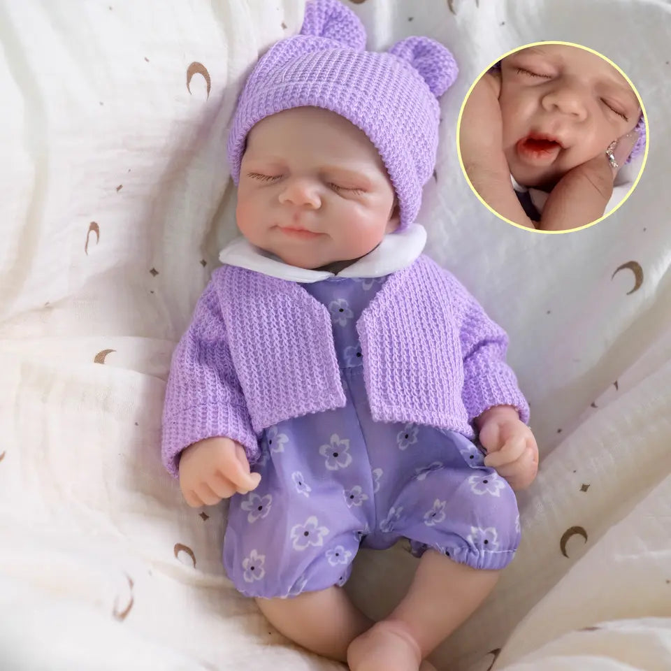 30 cm Pascale Reborn-Puppe aus Vollsilikon mit zu öffnendem Mund in lila Kleidung