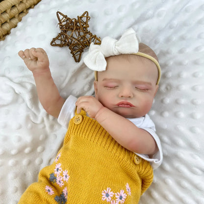 20 Zoll 3D-bemalte Rosalie Reborn Puppe schlafend in gelben Strickoutfits