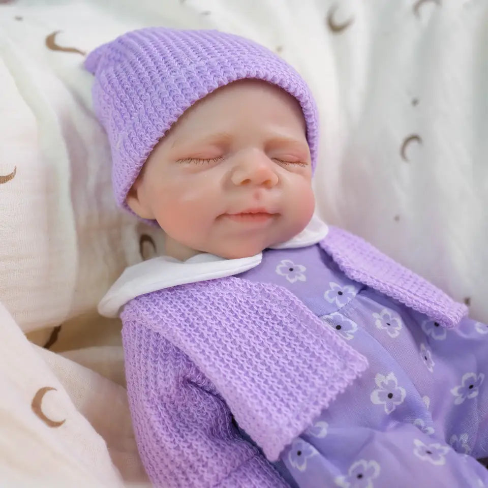 30 cm Pascale Reborn-Puppe aus Vollsilikon mit zu öffnendem Mund in lila Kleidung