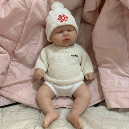 30 cm Reborn-Puppe Pickle aus Vollsilikon mit geschlossenen Augen im weißen Pullover
