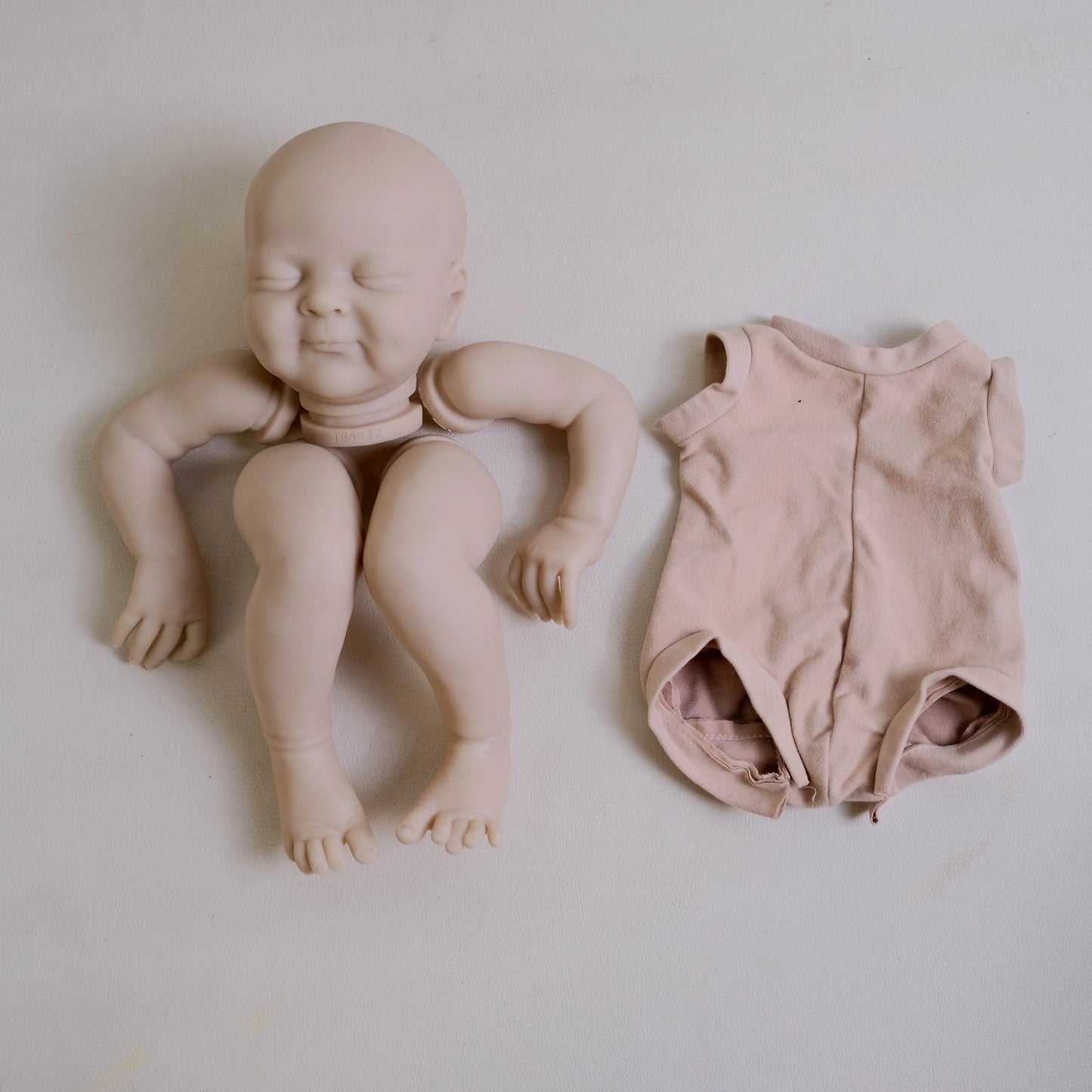 19 Zoll (ca. 48cm) unbemaltes Olivia Reborn Puppen-Set mit geschlossenen Augen