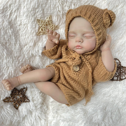 19 Zoll 3D-bemalte Reborn Puppe Irys mit geschlossenen Augen in brauner Strickkleidung