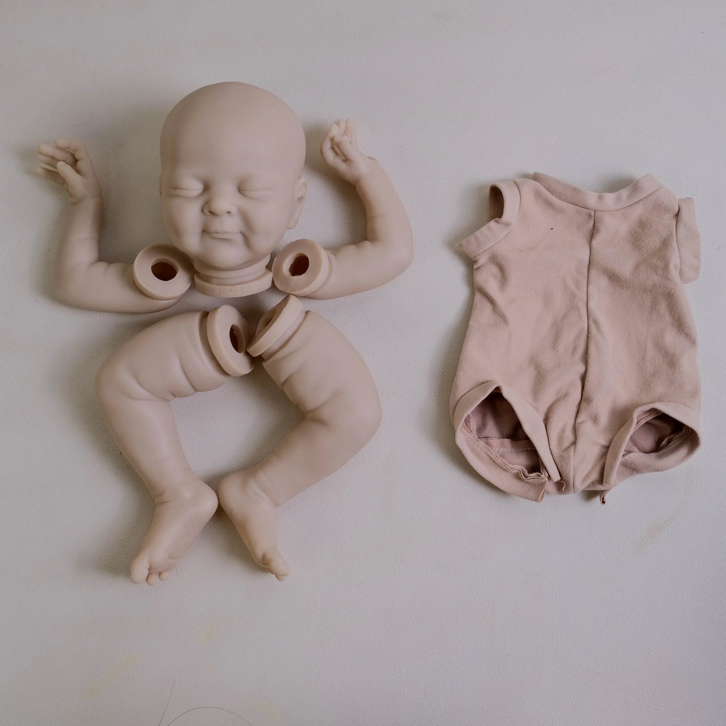 19 Zoll (ca. 48cm) unbemaltes Olivia Reborn Puppen-Set mit geschlossenen Augen