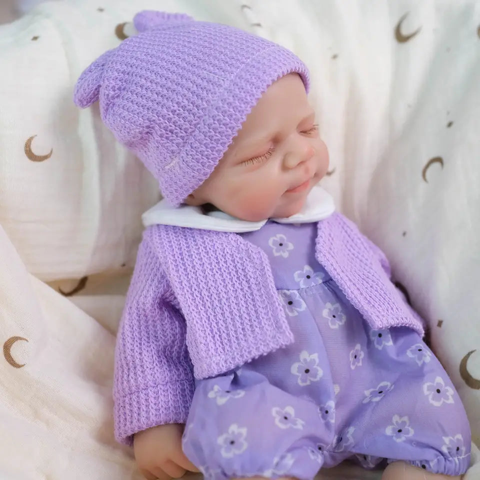 30 cm Pascale Reborn-Puppe aus Vollsilikon mit zu öffnendem Mund in lila Kleidung