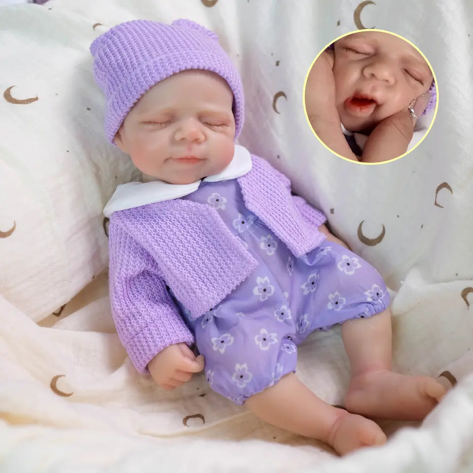 30 cm Pascale Reborn-Puppe aus Vollsilikon mit zu öffnendem Mund in lila Kleidung