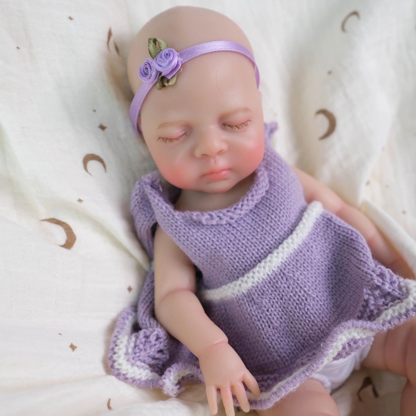 30 cm Luna Reborn-Puppe aus Vollsilikon mit zu öffnendem Mund im lila Kleid