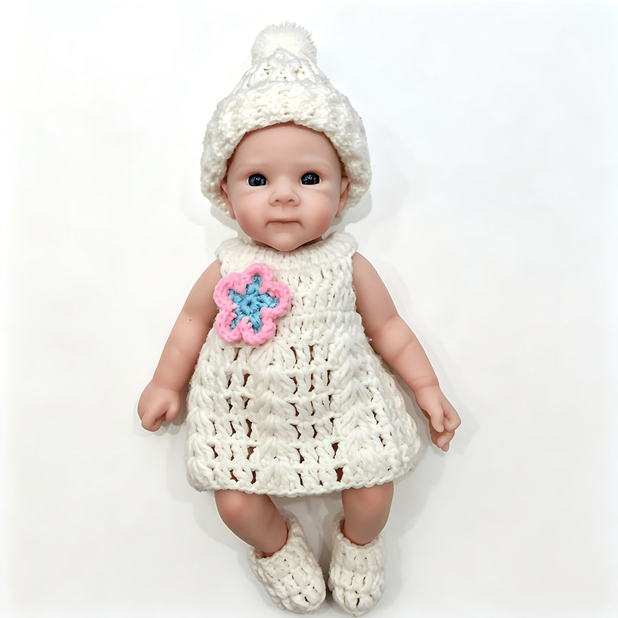 30cm Reborn Baby Mädchen Bettie aus Vollsilikon in weißer Strickkleidung