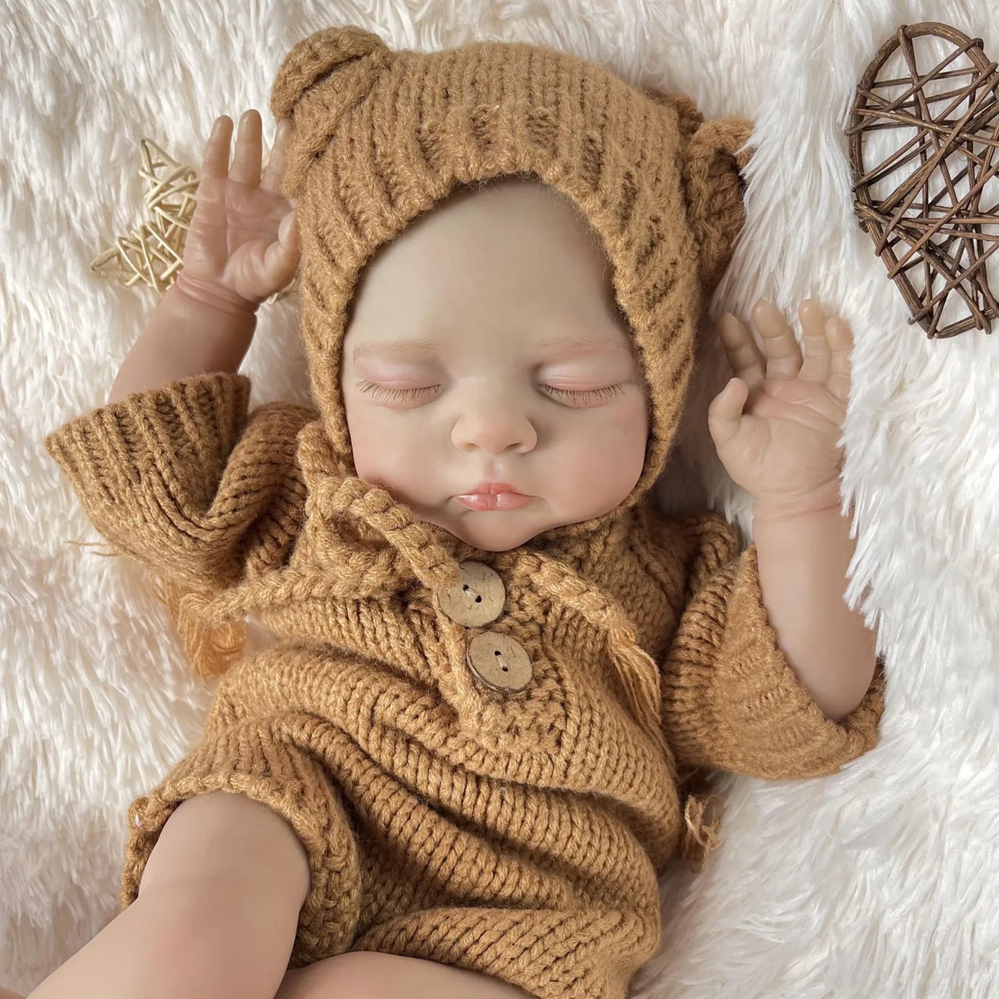 19 Zoll 3D-bemalte Reborn Puppe Irys mit geschlossenen Augen in brauner Strickkleidung