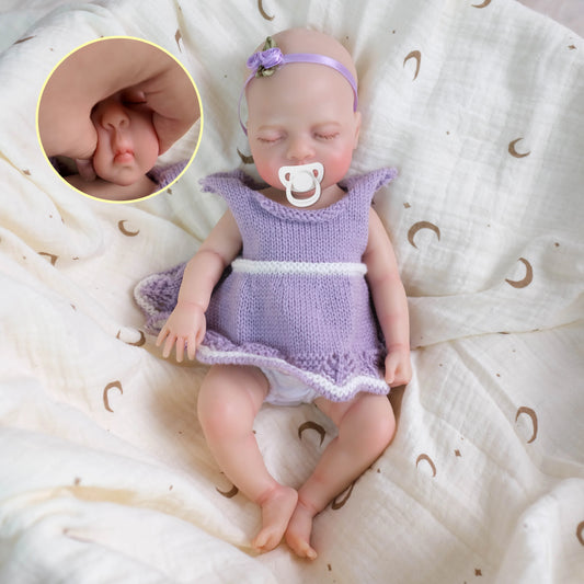 30 cm Luna Reborn-Puppe aus Vollsilikon mit zu öffnendem Mund im lila Kleid