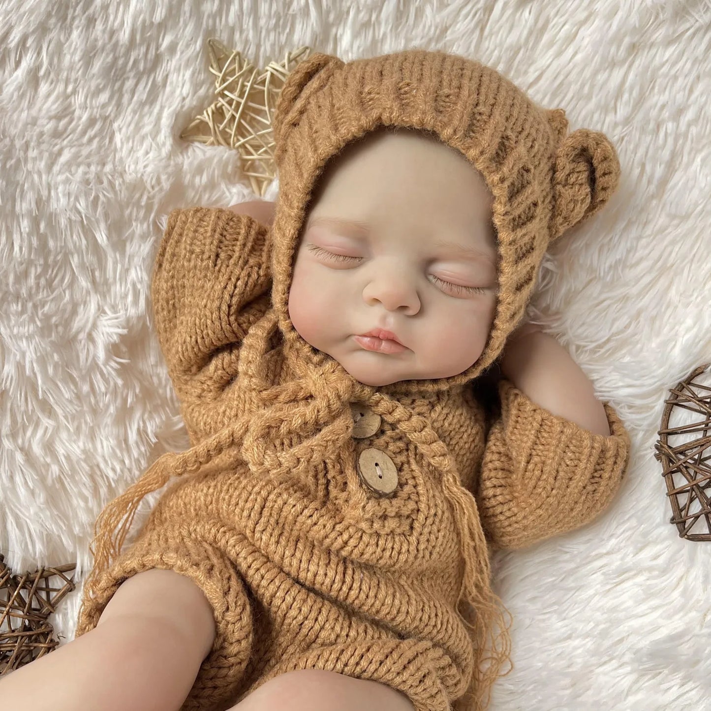 19 Zoll 3D-bemalte Reborn Puppe Irys mit geschlossenen Augen in brauner Strickkleidung