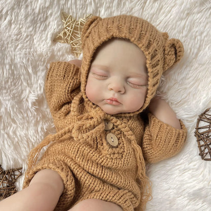 19 Zoll 3D-bemalte Reborn Puppe Irys mit geschlossenen Augen in brauner Strickkleidung