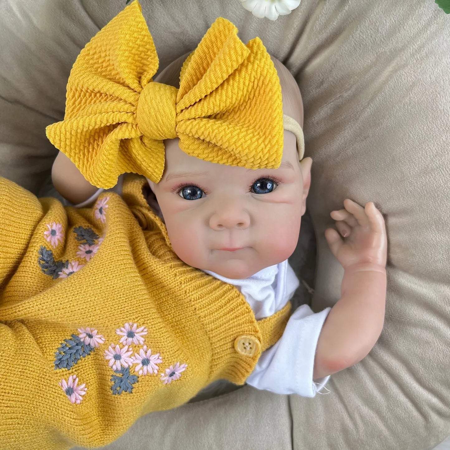 48 cm lebensechte blaue Augen Vinylkörper Bettie Reborn Baby Mädchen in gelber Strickkleidung