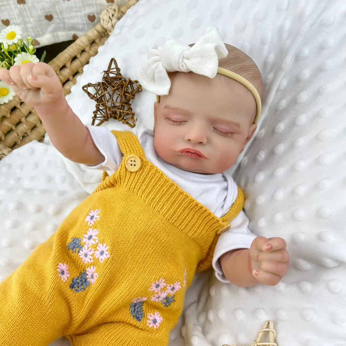 20 Zoll 3D-bemalte Rosalie Reborn Puppe schlafend in gelben Strickoutfits