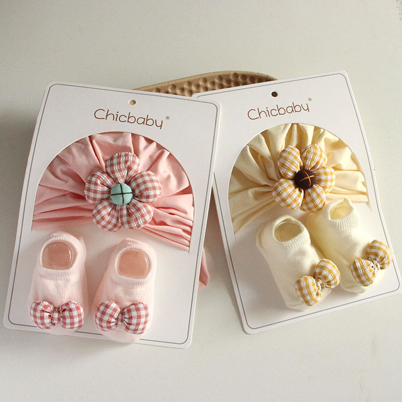 Süße Babymütze und Socken mit Blumen und Schleifen, 2-teiliges Set