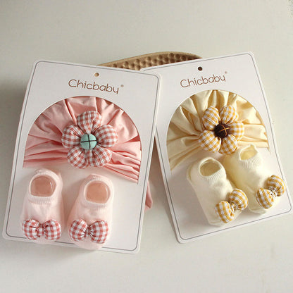Süße Babymütze und Socken mit Blumen und Schleifen, 2-teiliges Set