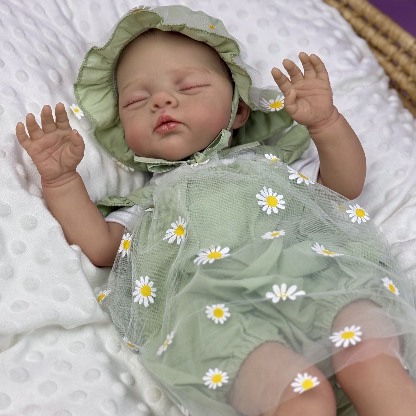 19 Zoll 3D-bemalte schlafende Reborn-Puppe Irys in grüner Kleidung