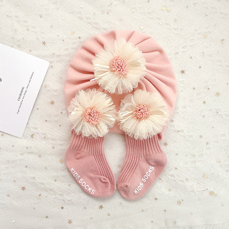 Schöne Spitzenblumen-Babymütze und Socken 2-teiliges Set