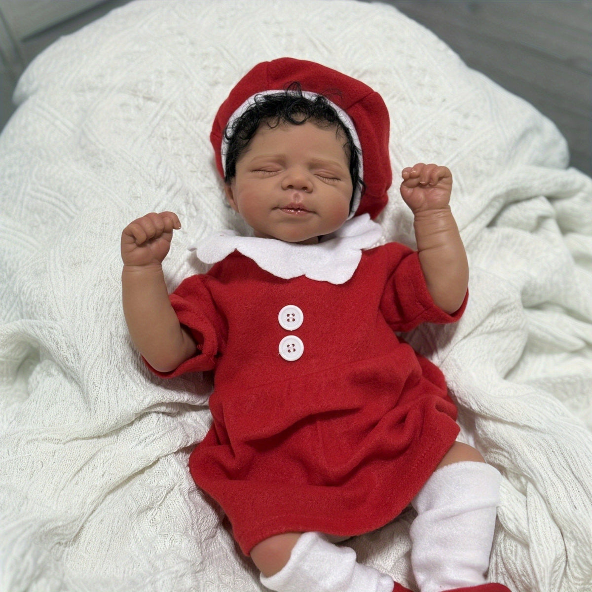 19 Zoll lebensechte Reborn-Puppe mit geschlossenen Augen und dunkler Haut in Weihnachtskleidung - Pascale