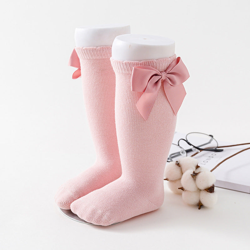 Einfarbige lockere Socken mit großen Schmetterlingen für Babys