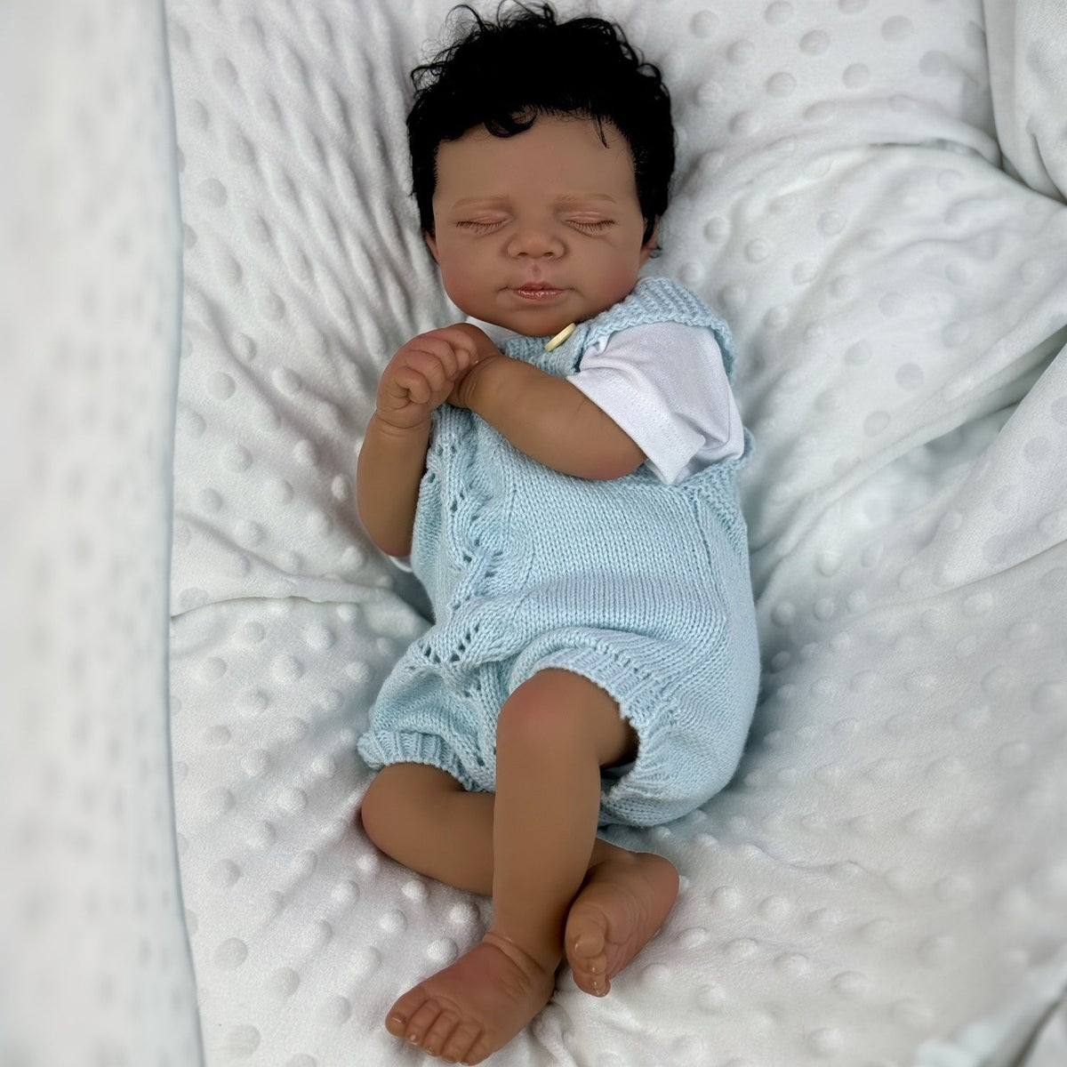 48cm lebensechte Reborn-Puppe Pascale mit weichem Körper dunkler Haut und geschlossenen Augen