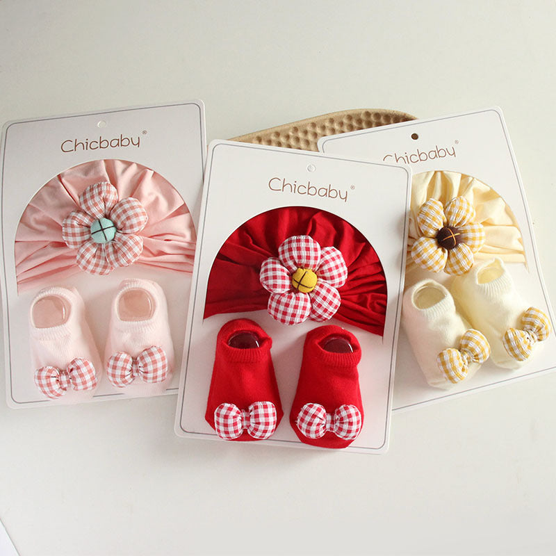 Süße Babymütze und Socken mit Blumen und Schleifen, 2-teiliges Set