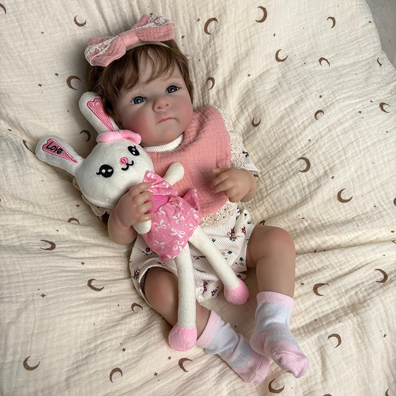 45 cm lebensechte Vinyl-Babypuppe Bettie mit kurzem Haar in geblümten Outfits